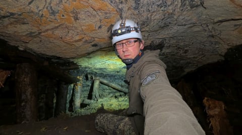 Poszedł na spacer z psem, a odkrył zapadlisko z węglem. Co było pod ziemią? - 0