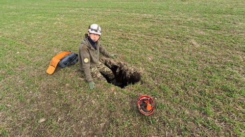 Poszedł na spacer z psem, a odkrył zapadlisko z węglem. Co było pod ziemią? - 3