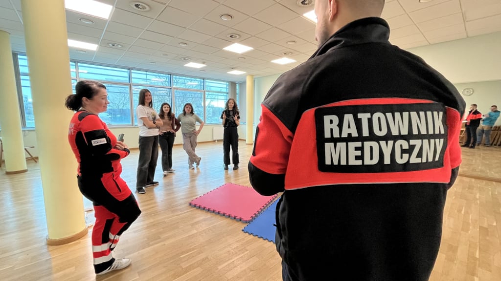 Uczniowie z Bolesławca uczyli się pierwszej pomocy. Ich wiedzę sprawdzili ratownicy - 3. edycja konkursu „Razem możemy więcej - pierwsza pomoc bez tajemnic”. Fot. Maciej Ryłkiewicz