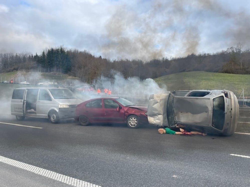 Policyjny pościg i dwa wypadki samochodowe na trasie S3! Zobacz, jak wyglądają tegoroczne manewry służb ratowniczych – Policyjny pościg i dwa wypadki samochodowe, to jedne ze scenariuszy tegorocznych ćwiczeń. Fot: Jakub Thauer/Radio Wrocław