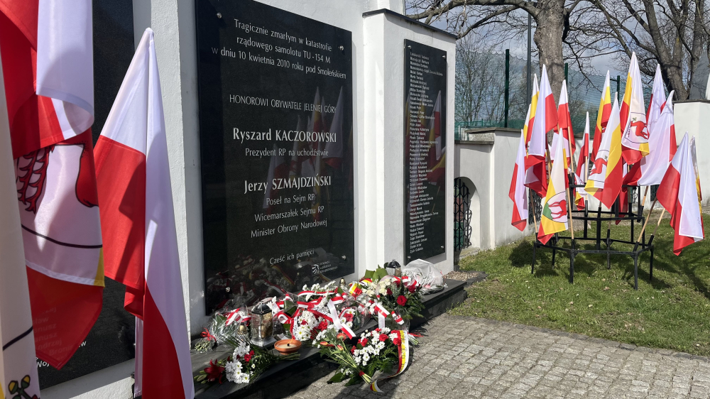 Jelenia Góra uczciła pamięć ofiar katastrofy smoleńskiej. W wypadku zginęło dwóch honorowych obywateli miasta - Mieszkańcy oraz przedstawiciele władz spotkali się pod tablicą upamiętniającą ofiary katastrofy smoleńskiej. Fot: Maciej Ryłkiewicz/ Radio Wrocław