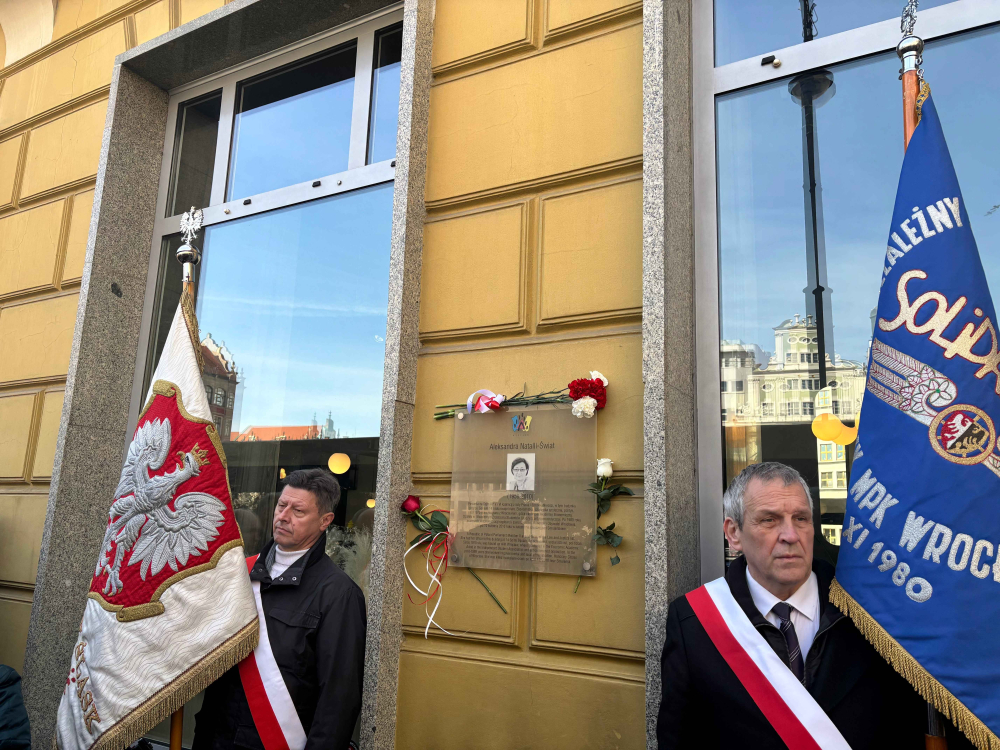 "Ta tragedia mogła być okazją, do pojednania skłóconych sił". 15. rocznica śmierci Aleksandry Natalii-Świat w Smoleńsku – Obchody 15. rocznicy katastrofy smoleńskiego. Podczas tragicznego lądowania zginęło 96 osób. Fot: Radio Wrocław