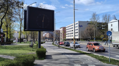 Kontrowersyjny billboard na ruchliwym skrzyżowaniu. Czy stoi tam legalnie?