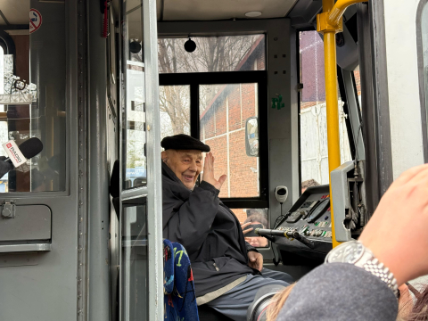 Setne urodziny pana Romana! Wieloletni motorniczy MPK ponownie usiadł za sterami wrocławskiego tramwaju - 0