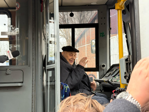 Setne urodziny pana Romana! Wieloletni motorniczy MPK ponownie usiadł za sterami wrocławskiego tramwaju - 1