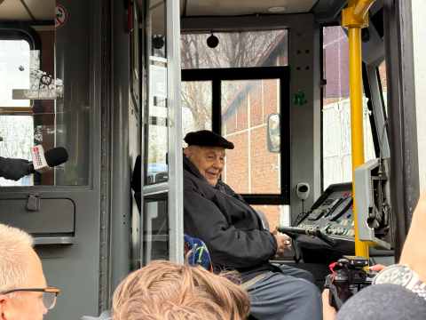 Setne urodziny pana Romana! Wieloletni motorniczy MPK ponownie usiadł za sterami wrocławskiego tramwaju - 2