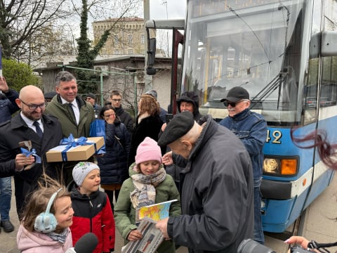 Setne urodziny pana Romana! Wieloletni motorniczy MPK ponownie usiadł za sterami wrocławskiego tramwaju - 3