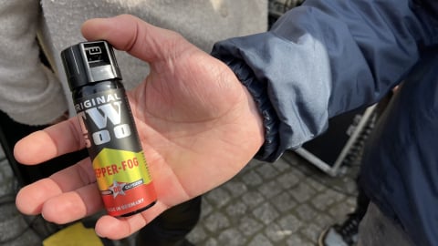 Spotkanie z Rafałem Trzaskowskim w Bolesławcu. Doszło do szarpaniny, starszy mężczyzna miał przy sobie gaz - 0