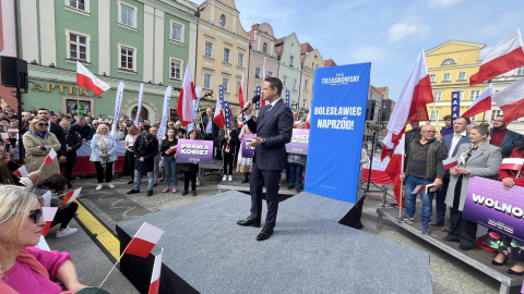 Spotkanie z Rafałem Trzaskowskim w Bolesławcu. Doszło do szarpaniny, starszy mężczyzna miał przy sobie gaz - 1
