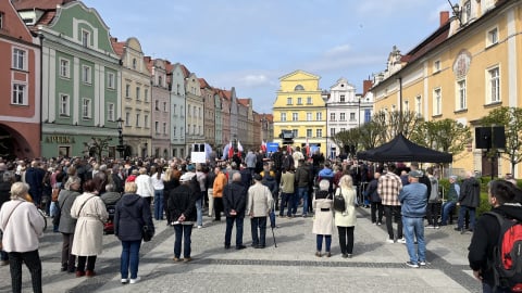 Spotkanie z Rafałem Trzaskowskim w Bolesławcu. Doszło do szarpaniny, starszy mężczyzna miał przy sobie gaz - 2