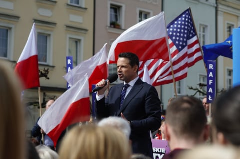 Spotkanie z Rafałem Trzaskowskim w Bolesławcu. Doszło do szarpaniny, starszy mężczyzna miał przy sobie gaz - 3