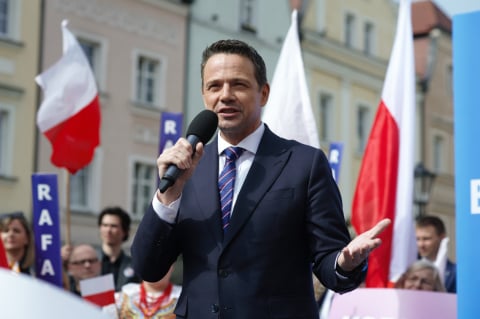 Spotkanie z Rafałem Trzaskowskim w Bolesławcu. Doszło do szarpaniny, starszy mężczyzna miał przy sobie gaz - 4