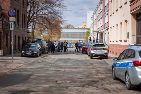 Wybuch we wrocławskiej szkole! Ranne trzy osoby, w tym dziecko. Ponad sto osób ewakuowano - 1