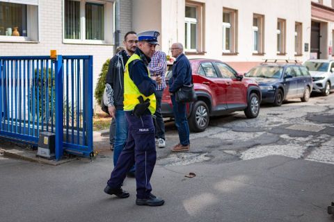 Wybuch we wrocławskiej szkole! Ranne trzy osoby, w tym dziecko. Ponad sto osób ewakuowano - 2