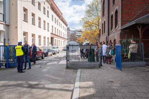 Wybuch we wrocławskiej szkole! Ranne trzy osoby, w tym dziecko. Ponad sto osób ewakuowano - 4