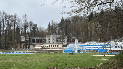 Miał być rok, a będą trzy? Mogą zamknąć basen w Jeleniej Górze na dłużej - 1