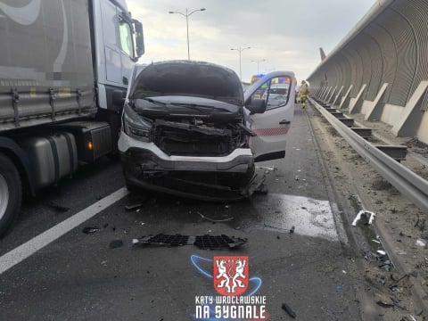 Karambol na Autostradowej Obwodnicy Wrocławia. Ogromny korek po zderzeniu kilku pojazdów [ZDJĘCIA] - 9