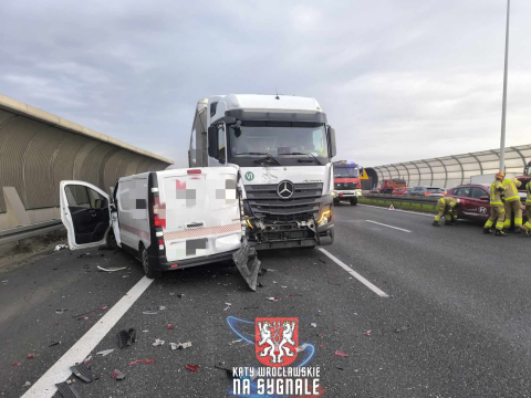 Karambol na Autostradowej Obwodnicy Wrocławia. Ogromny korek po zderzeniu kilku pojazdów [ZDJĘCIA] - 11