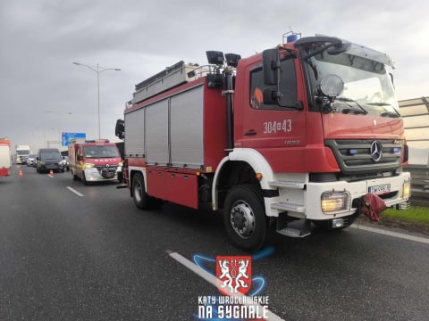 Karambol na Autostradowej Obwodnicy Wrocławia. Ogromny korek po zderzeniu kilku pojazdów [ZDJĘCIA] - 12
