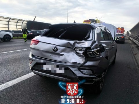Karambol na Autostradowej Obwodnicy Wrocławia. Ogromny korek po zderzeniu kilku pojazdów [ZDJĘCIA] - 13