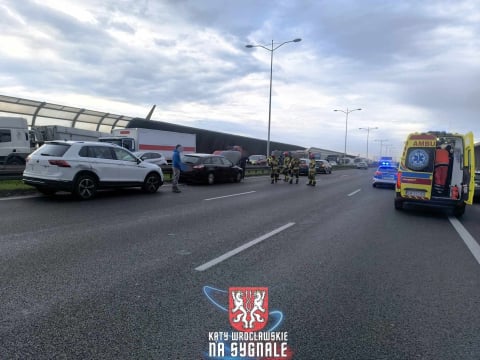 Karambol na Autostradowej Obwodnicy Wrocławia. Ogromny korek po zderzeniu kilku pojazdów [ZDJĘCIA] - 14