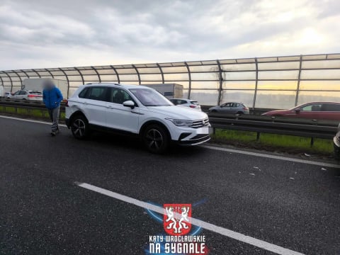 Karambol na Autostradowej Obwodnicy Wrocławia. Ogromny korek po zderzeniu kilku pojazdów [ZDJĘCIA] - 16