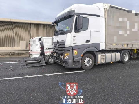 Karambol na Autostradowej Obwodnicy Wrocławia. Ogromny korek po zderzeniu kilku pojazdów [ZDJĘCIA] - 18