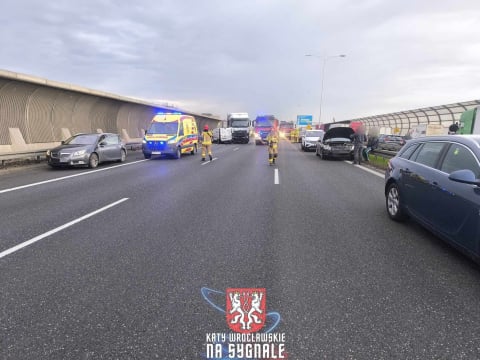 Karambol na Autostradowej Obwodnicy Wrocławia. Ogromny korek po zderzeniu kilku pojazdów [ZDJĘCIA] - 1
