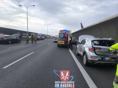 Karambol na Autostradowej Obwodnicy Wrocławia. Ogromny korek po zderzeniu kilku pojazdów [ZDJĘCIA] - 19