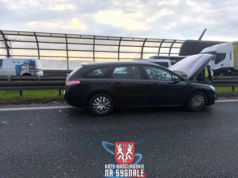Karambol na Autostradowej Obwodnicy Wrocławia. Ogromny korek po zderzeniu kilku pojazdów [ZDJĘCIA] - 2