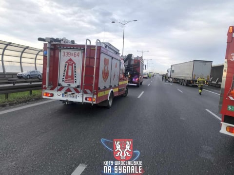 Karambol na Autostradowej Obwodnicy Wrocławia. Ogromny korek po zderzeniu kilku pojazdów [ZDJĘCIA] - 3