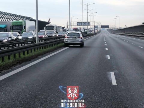 Karambol na Autostradowej Obwodnicy Wrocławia. Ogromny korek po zderzeniu kilku pojazdów [ZDJĘCIA] - 6