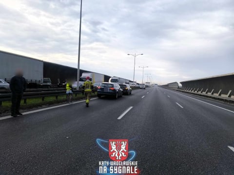 Karambol na Autostradowej Obwodnicy Wrocławia. Ogromny korek po zderzeniu kilku pojazdów [ZDJĘCIA] - 8