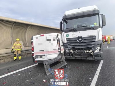 Karambol na Autostradowej Obwodnicy Wrocławia. Ogromny korek po zderzeniu kilku pojazd&oacute;w