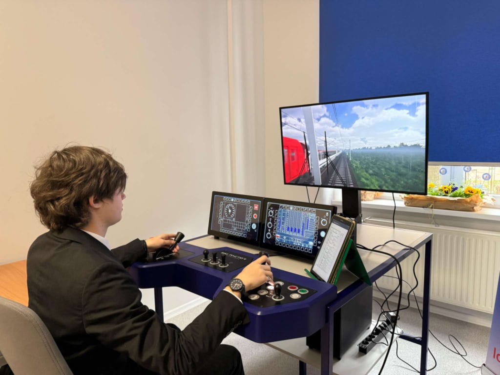 Nowoczesny symulator lokomotywy działa we Wrocławiu. To pierwsze takie urządzenie w mieście! – Uczniowie wrocławskiego Zespołu Szkół Logistycznych już korzystają z symulatora lokomotywy elektrycznej. Fot. Mateusz Florczyk