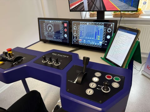 Nowoczesny symulator lokomotywy działa we Wrocławiu. To pierwsze takie urządzenie w mieście! - 0