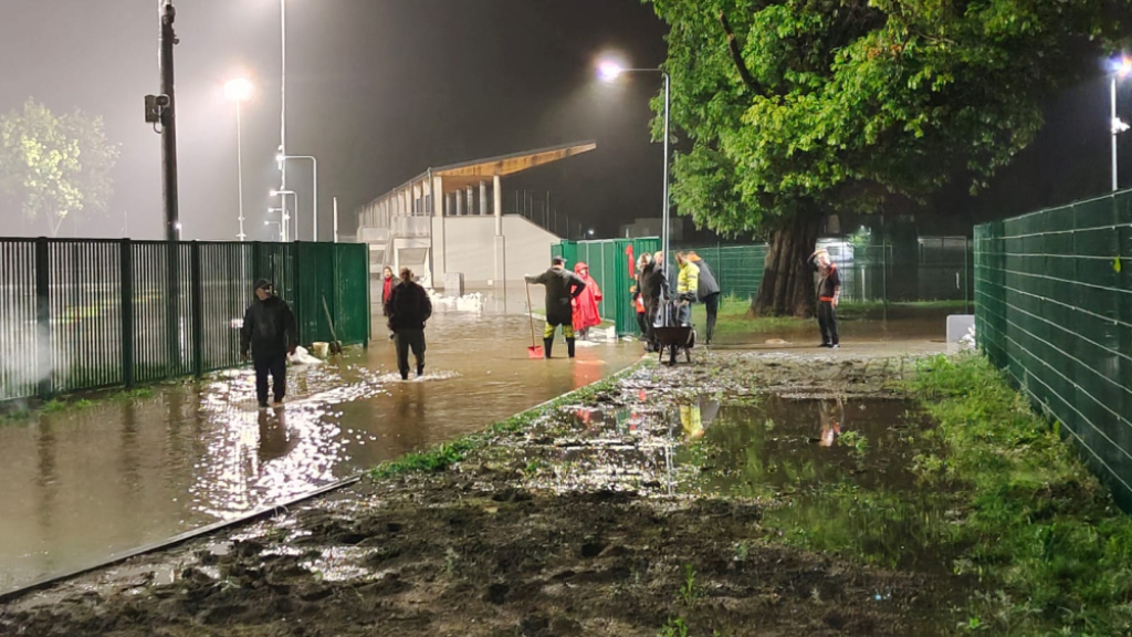 Zniszczony w powodzi stadion w Lubaniu doczeka się remontu? Rządowe środki nadal nie wpłynęły do miejskiej kasy - Stadion w Lubaniu został zalany podczas wrześniowych powodzi. Fot: Jakub Thauer/Radio Wrocław