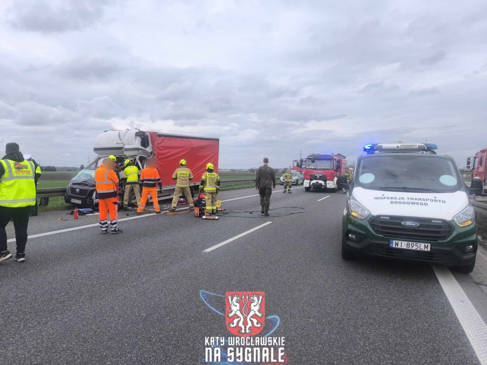 Ogromne utrudnienia na autostradzie A4. Bus uderzył w ciężarówkę. Autostrada w kierunku Katowic zablokowana – Do wypadku doszło na 159 kilometrze autostrady A4 w kierunku Katowic. Fot: Paweł Bielawski