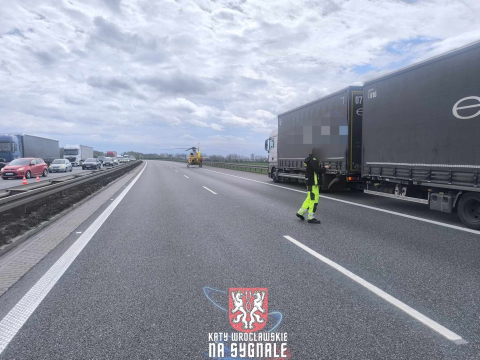 Ogromne utrudnienia na autostradzie A4. Bus uderzył w ciężarówkę. Autostrada w kierunku Katowic zablokowana - 1