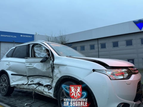 Trzy samochody zderzyły się w Bielanach Wrocławskich. Jeden z kierowców był uwięziony [ZDJĘCIA] - 0