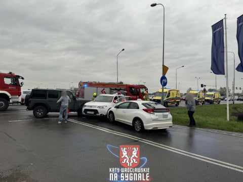 Trzy samochody zderzyły się w Bielanach Wrocławskich. Jeden z kierowców był uwięziony [ZDJĘCIA] - 3