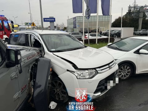 Trzy samochody zderzyły się w Bielanach Wrocławskich. Jeden z kierowców był uwięziony [ZDJĘCIA] - 4