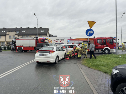 Trzy samochody zderzyły się w Bielanach Wrocławskich. Jeden z kierowców był uwięziony [ZDJĘCIA] - 6