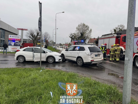 Trzy samochody zderzyły się w Bielanach Wrocławskich. Jeden z kierowców był uwięziony [ZDJĘCIA] - 8