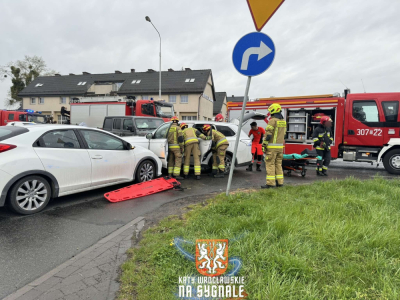 Trzy samochody zderzyły się w Bielanach Wrocławskich. Jeden z kierowc&oacute;w był uwięziony