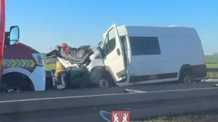 Zderzenie czterech samochod&oacute;w na A4! Jedna osoba nie żyje
