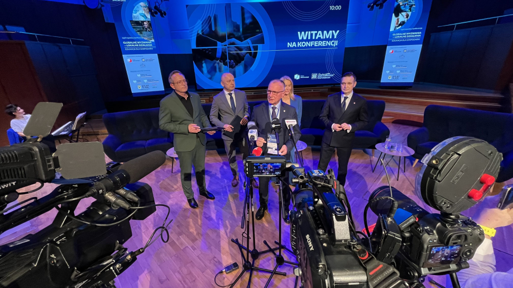 Czy zmiany w edukacji są potrzebne? Debatowali o tym przedstawiciele biznesu, nauki oraz politycy - „Globalne wyzwania – lokalne działania” w Jeleniej Górze. Fot: Maciej Ryłkiewicz/ Radio Wrocław