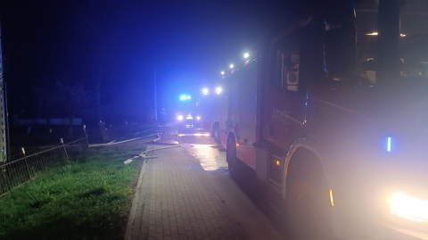 Nocny pożar domu jednorodzinnego w powiecie jaworskim. Dziewięć zastępów strażaków w akcji [ZDJĘCIA] - 0