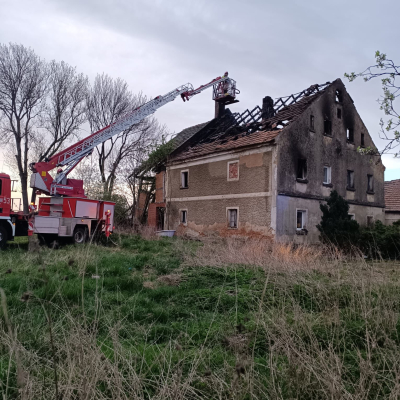 Nocny pożar domu jednorodzinnego w powiecie jaworskim. Dziewięć zastępów strażaków w akcji [ZDJĘCIA] - 10