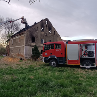 Nocny pożar domu jednorodzinnego w powiecie jaworskim. Dziewięć zastępów strażaków w akcji [ZDJĘCIA] - 11